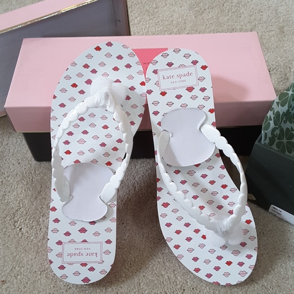 kate spade Malta Wedge Flip Flop White Sandals Red & Pink Lips Print Size 8 NWT - Picture 2 of 8